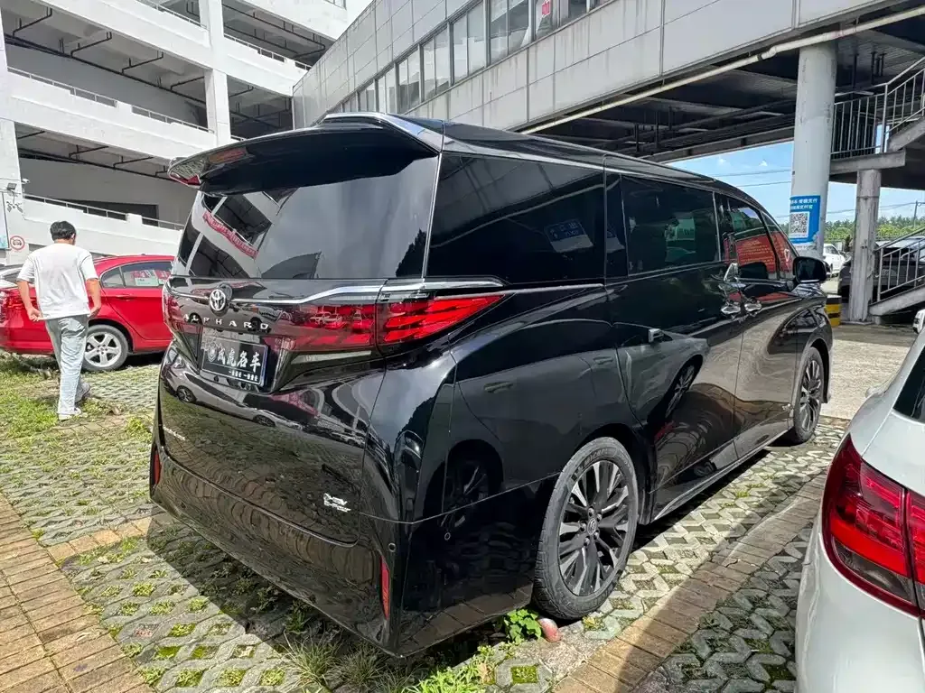 Toyota Alphard — фото 8