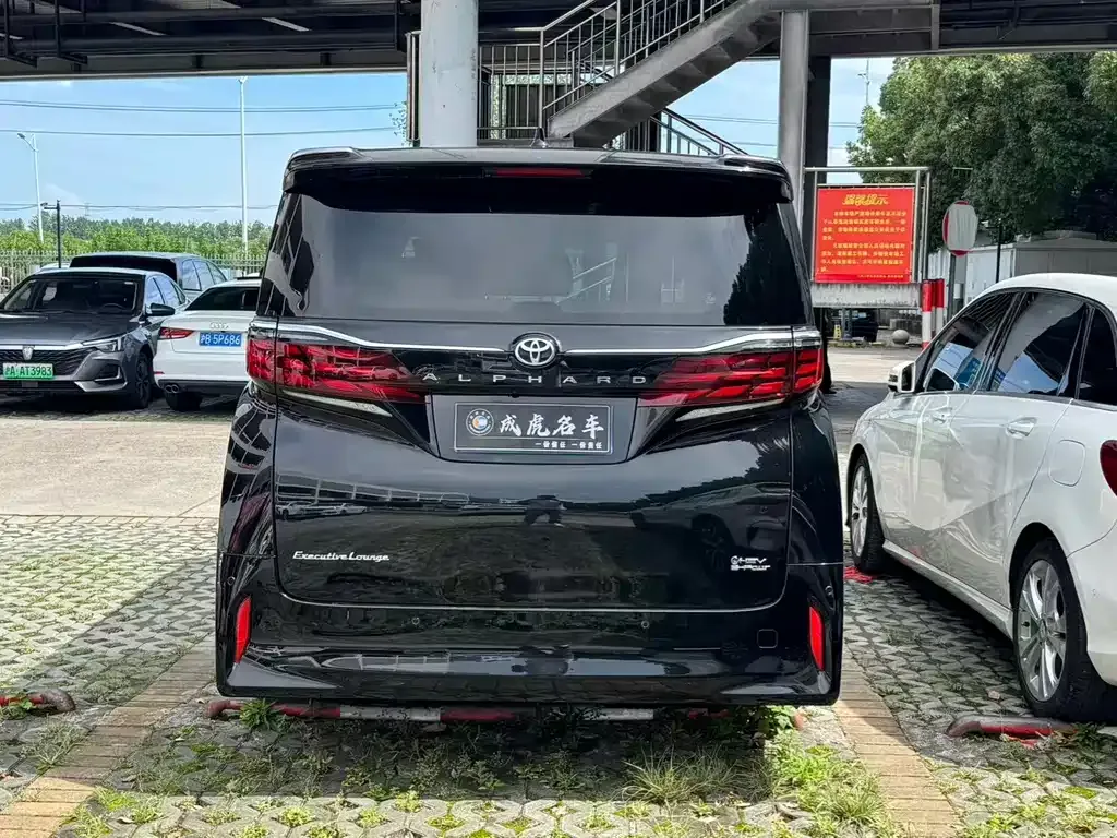 Toyota Alphard — фото 5