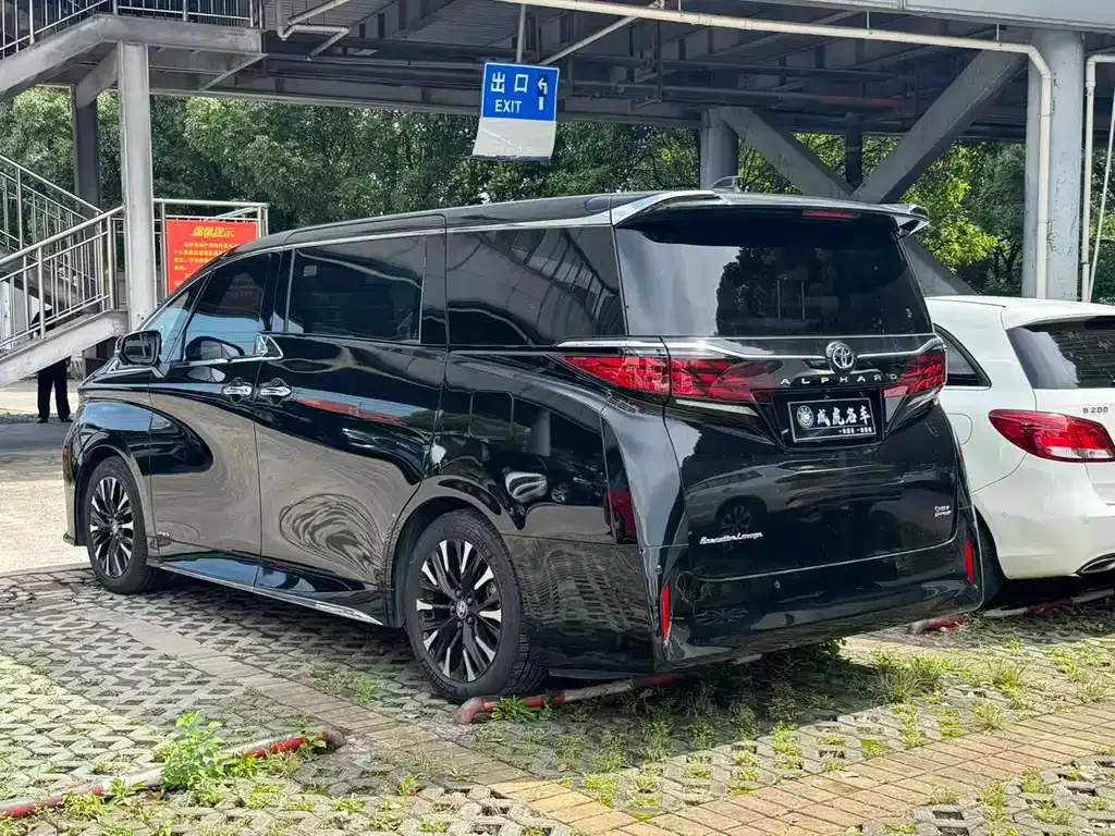 Toyota Alphard — фото 9