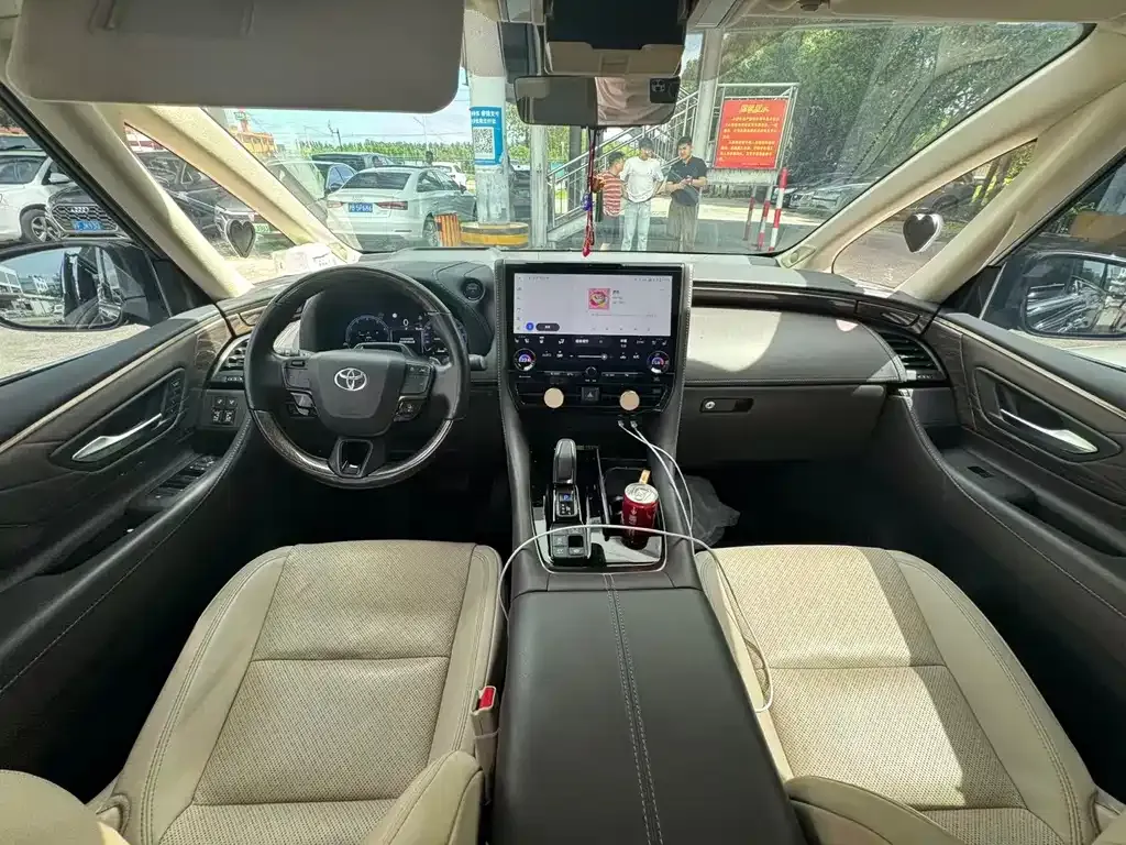 Toyota Alphard — фото 7
