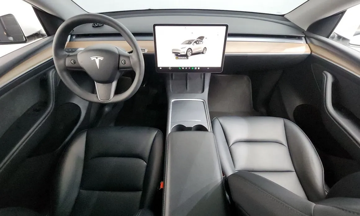 Tesla Model Y — фото 8