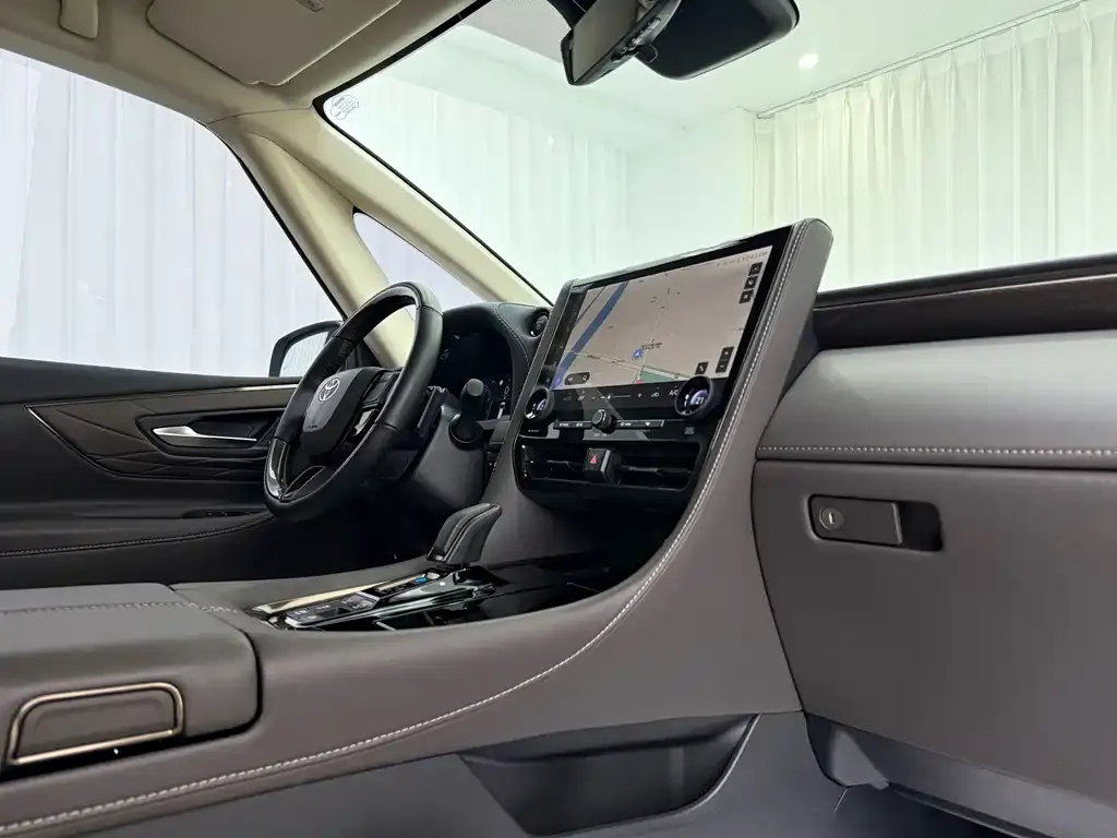 Toyota Alphard — фото 5