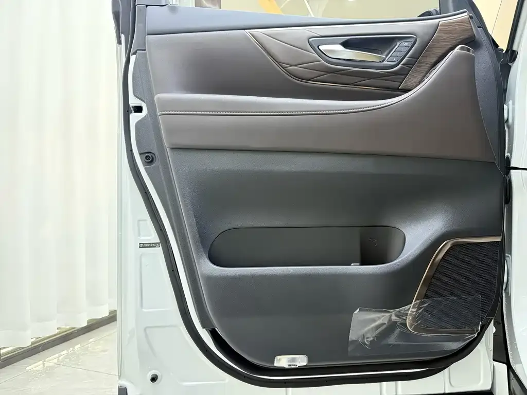 Toyota Alphard — фото 9