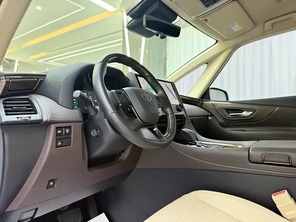 Toyota Alphard — фото 3
