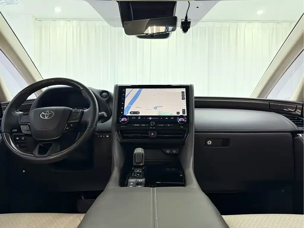 Toyota Alphard — фото 8