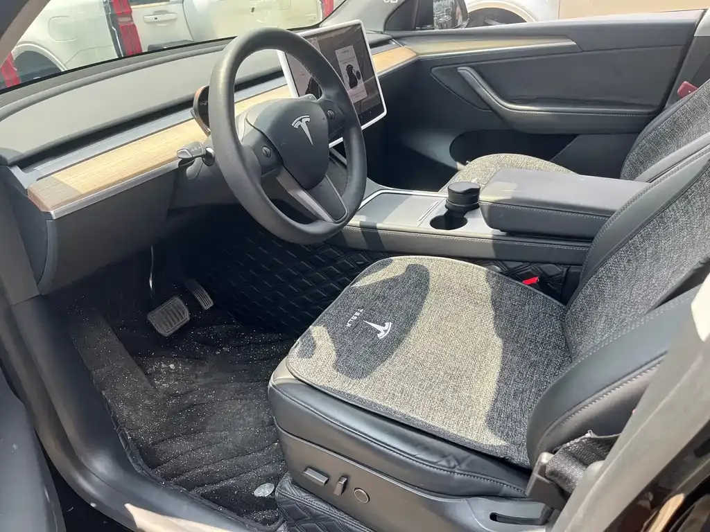 Tesla Model Y — фото 8