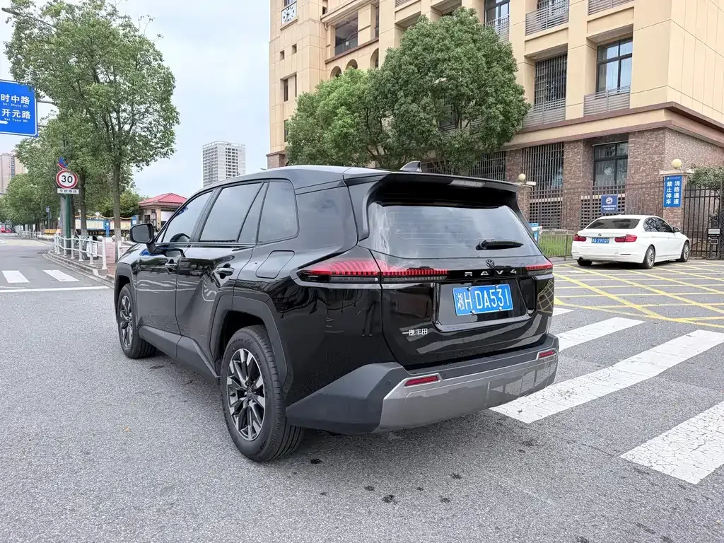 Toyota RAV4 — фото 9