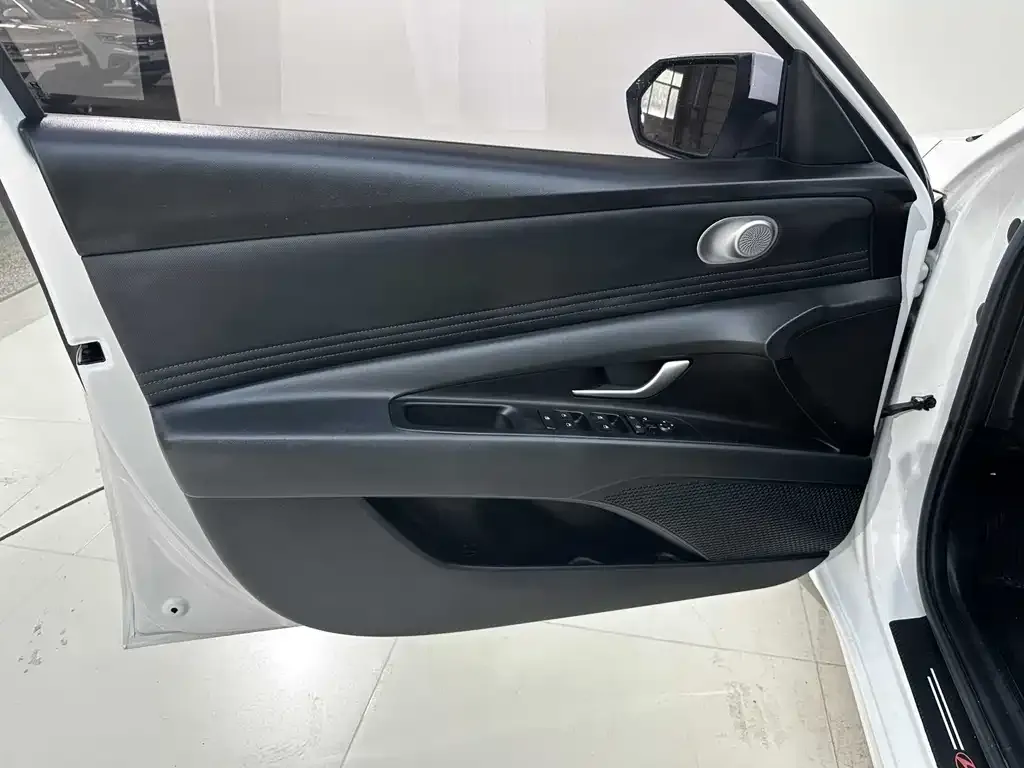 Hyundai Elantra — фото 2