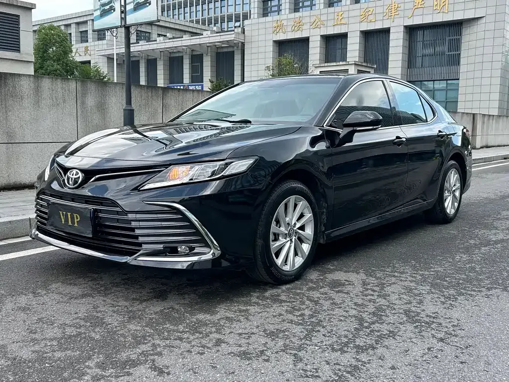 Toyota Camry — фото 1