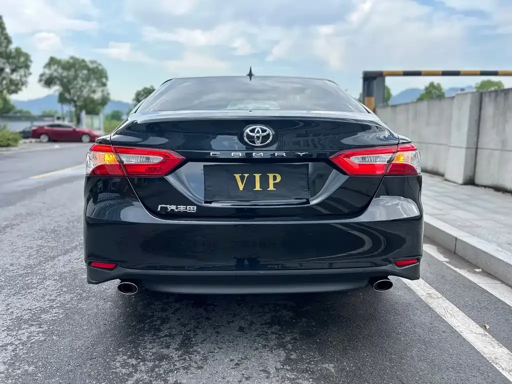 Toyota Camry — фото 2