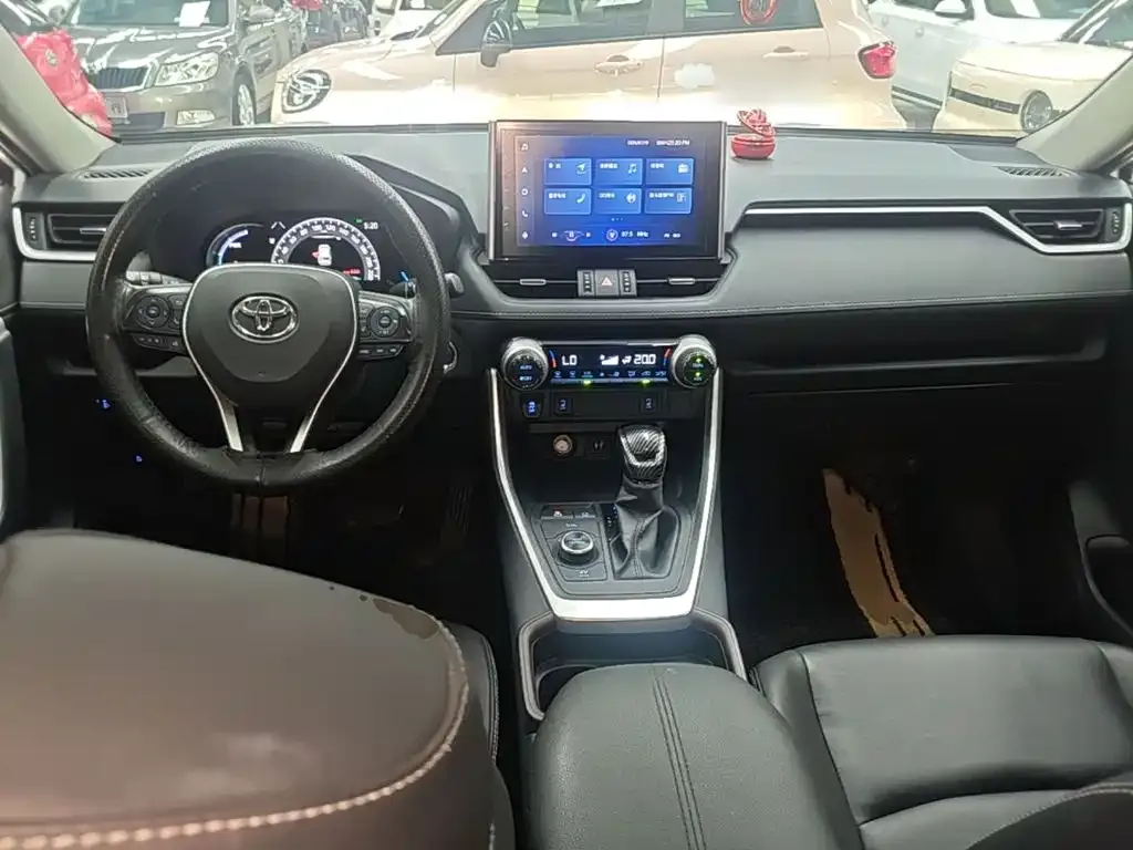 Toyota RAV4 — фото 10
