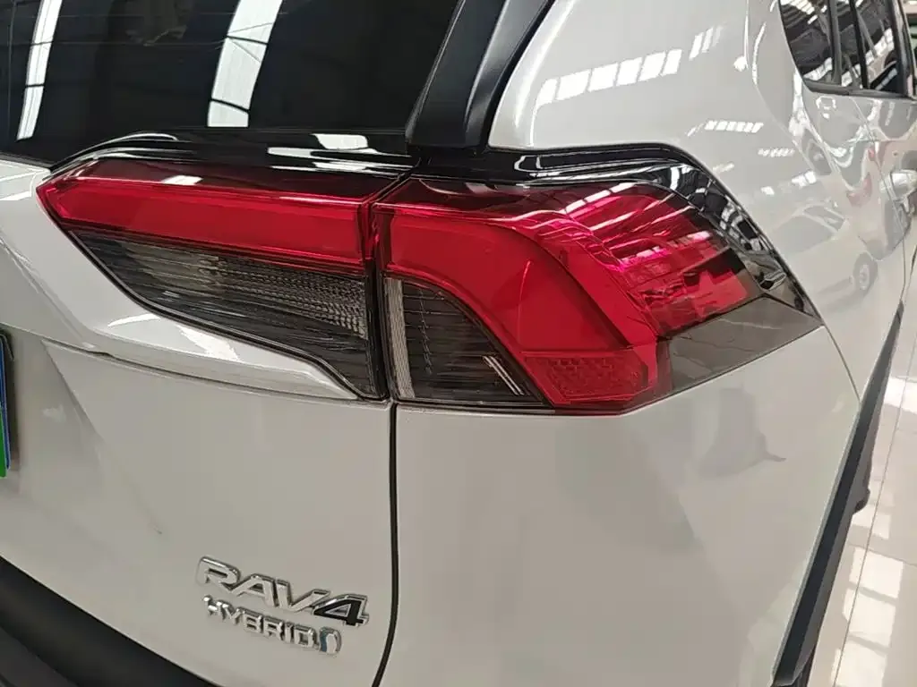 Toyota RAV4 — фото 6