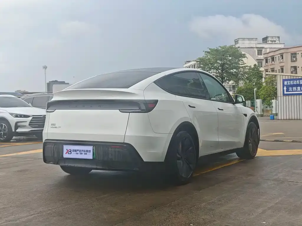Tesla Model Y — фото 4