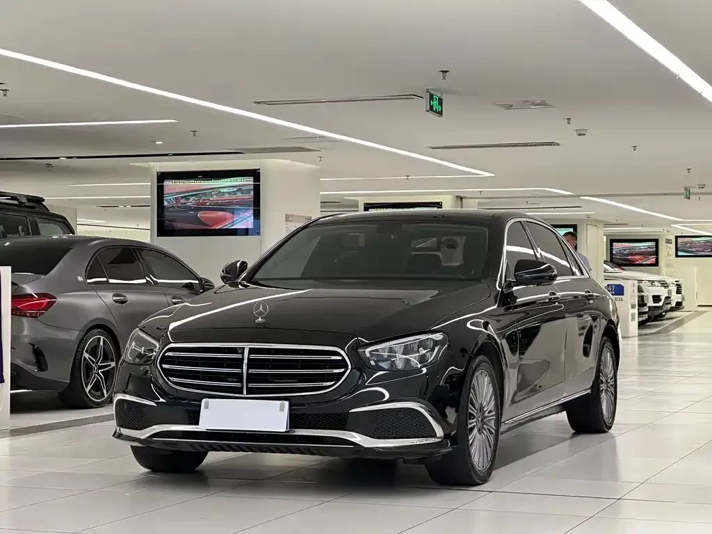Mercedes-Benz E-Class — фото 1