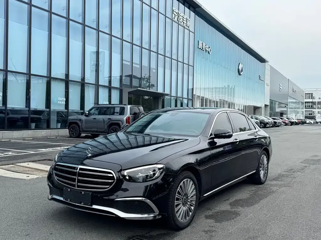Mercedes-Benz E-Class — фото 1