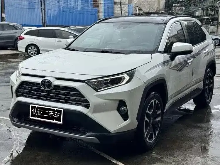 Toyota RAV4 — фото 1