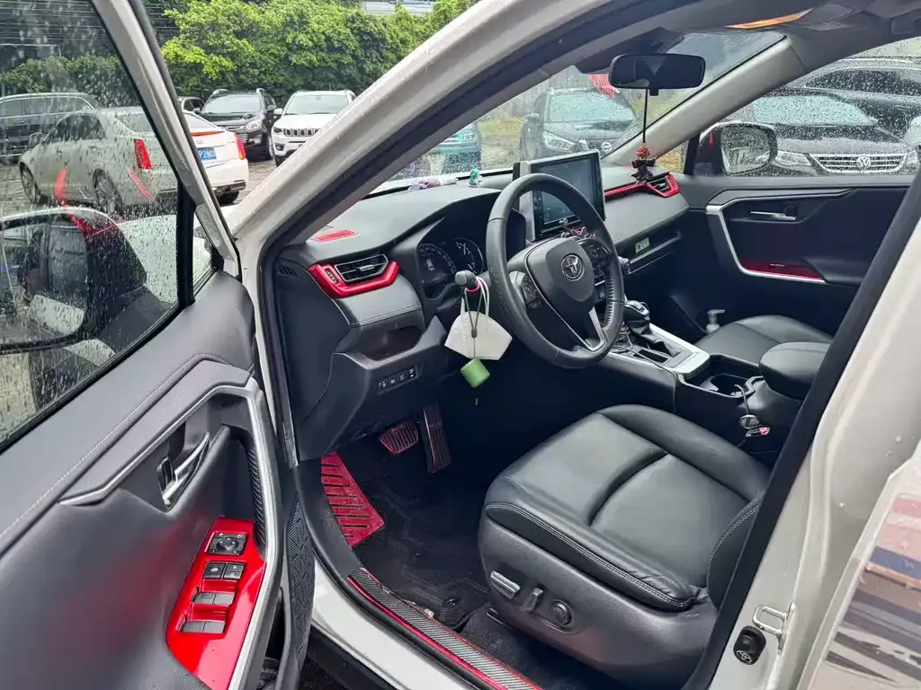 Toyota RAV4 — фото 8