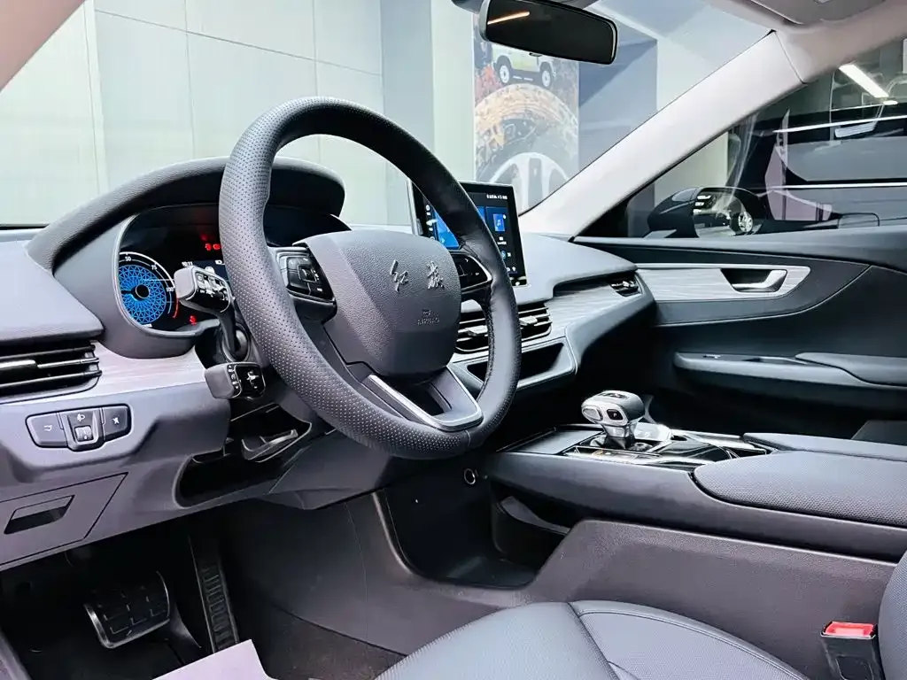 Hongqi E-QM5 — фото 2