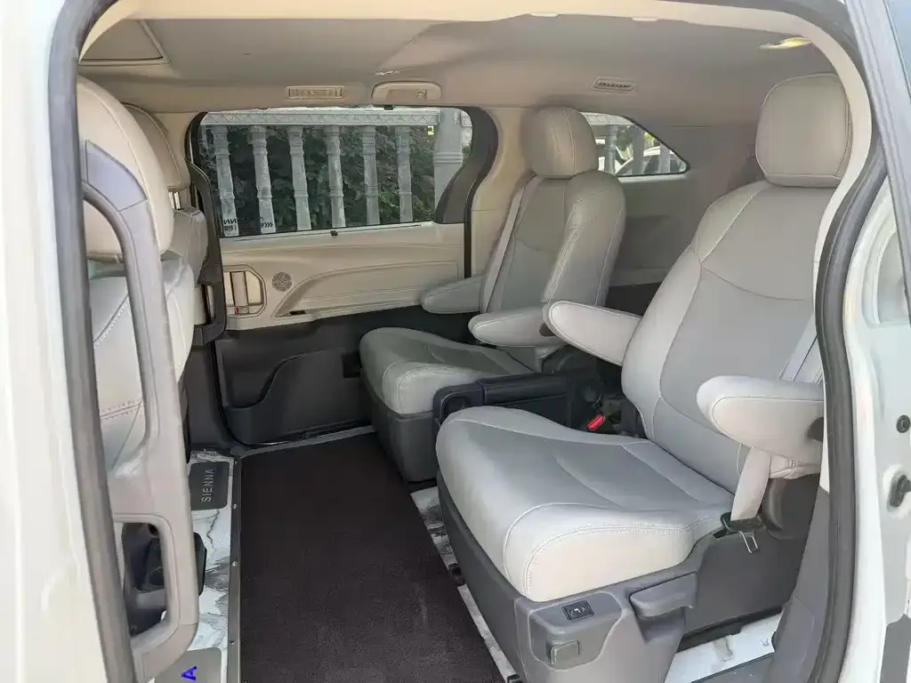 Toyota Sienna 2024 из CN, фото 2
