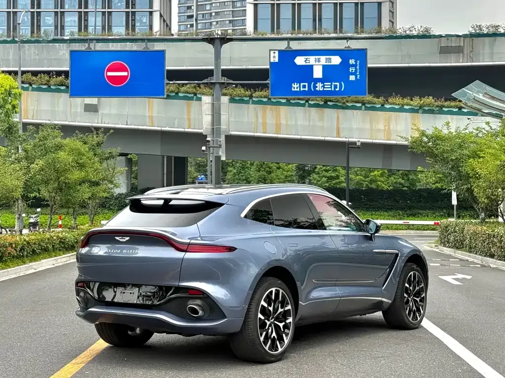 Aston Martin DBX — фото 10
