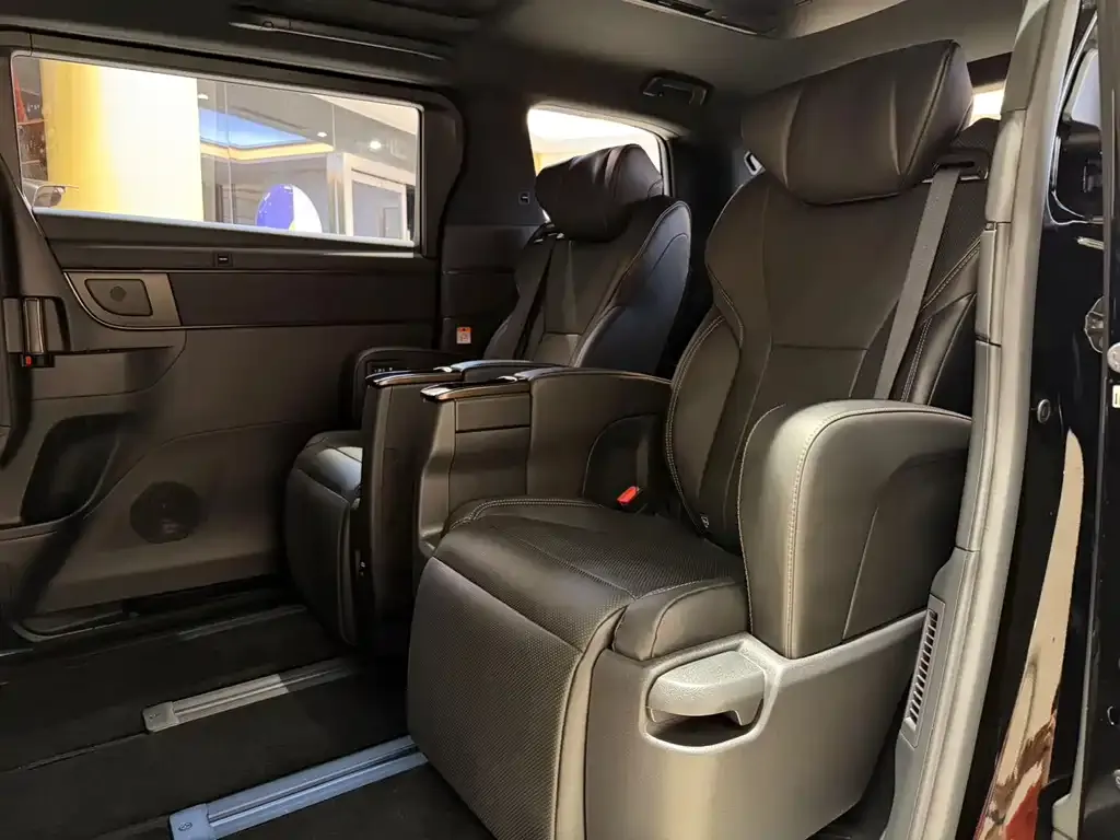 Toyota Alphard — фото 8