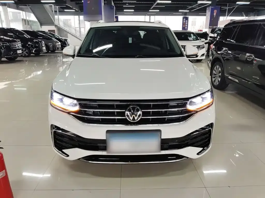 Volkswagen Tiguan L — фото 9