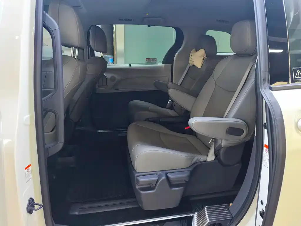 Toyota Granvia — фото 3