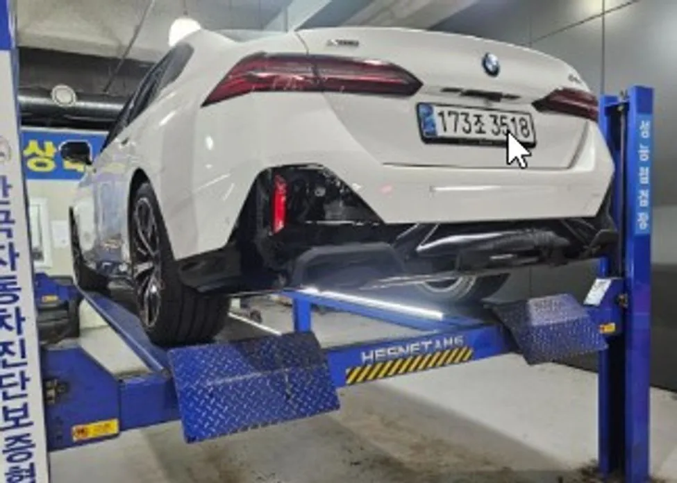 BMW 5-Series 2024 из KR, фото 2