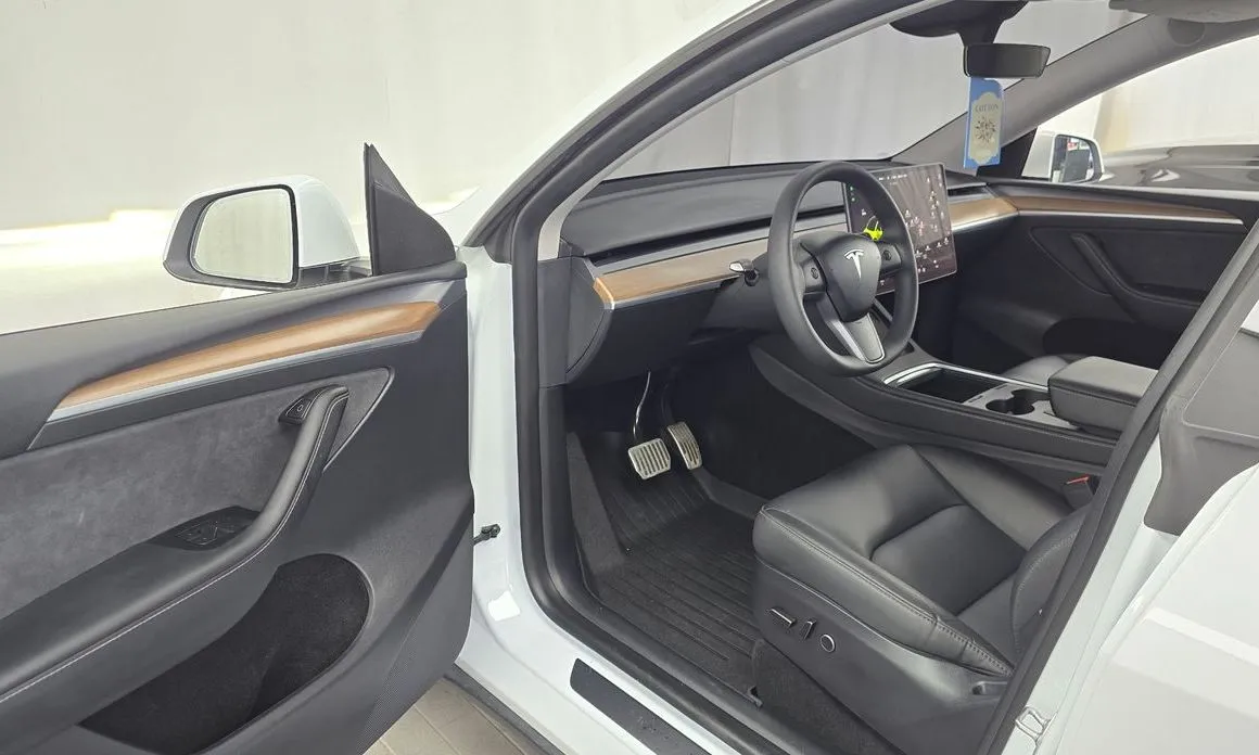 Tesla Model Y — фото 10