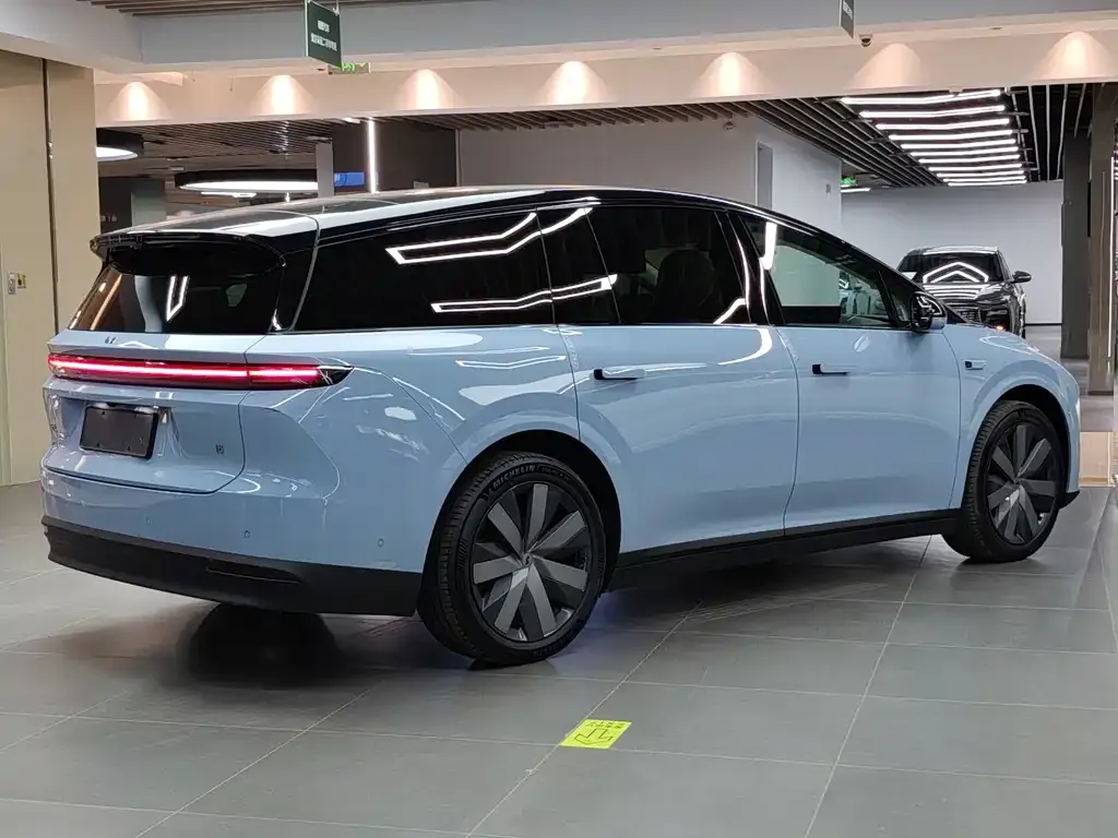 Li Auto i8 — фото 9