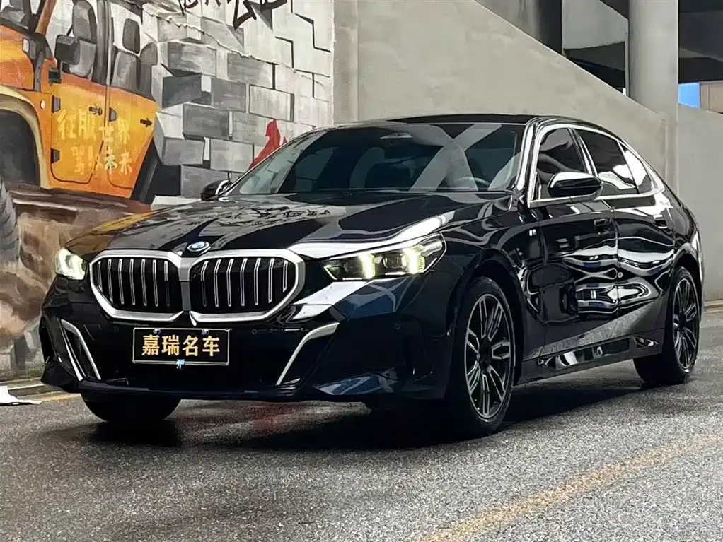 BMW 5 Series — фото 1