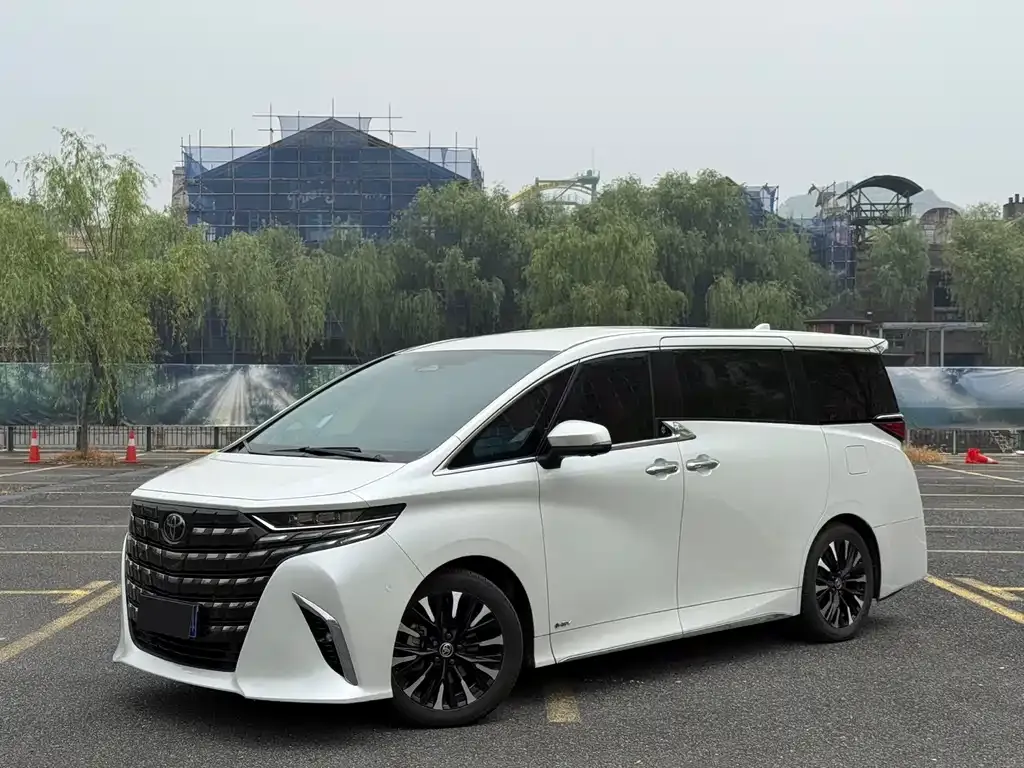 Toyota Alphard — фото 1