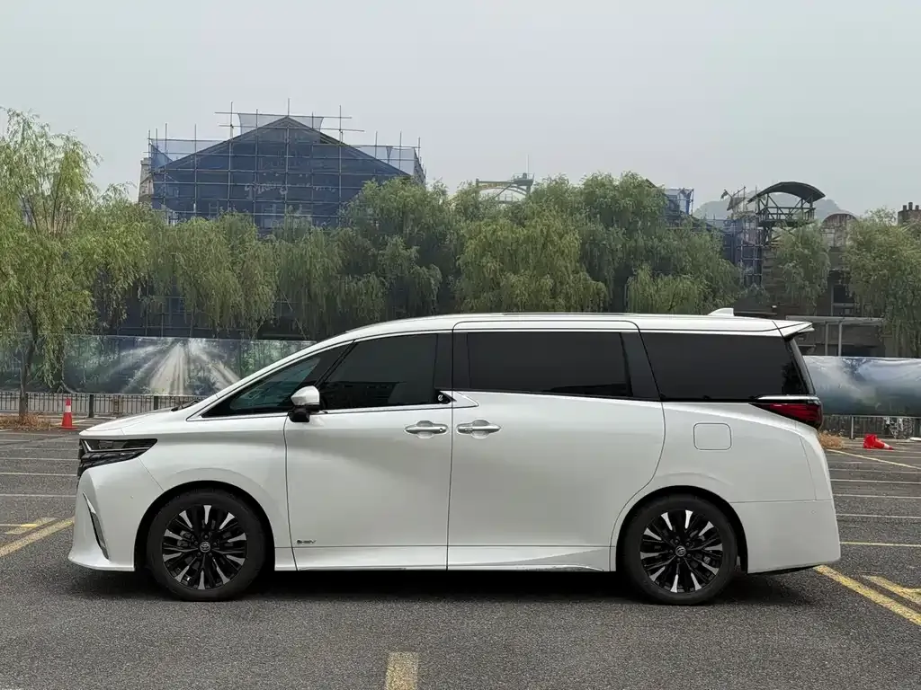 Toyota Alphard — фото 5