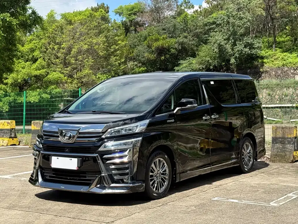 Toyota Vellfire — фото 1
