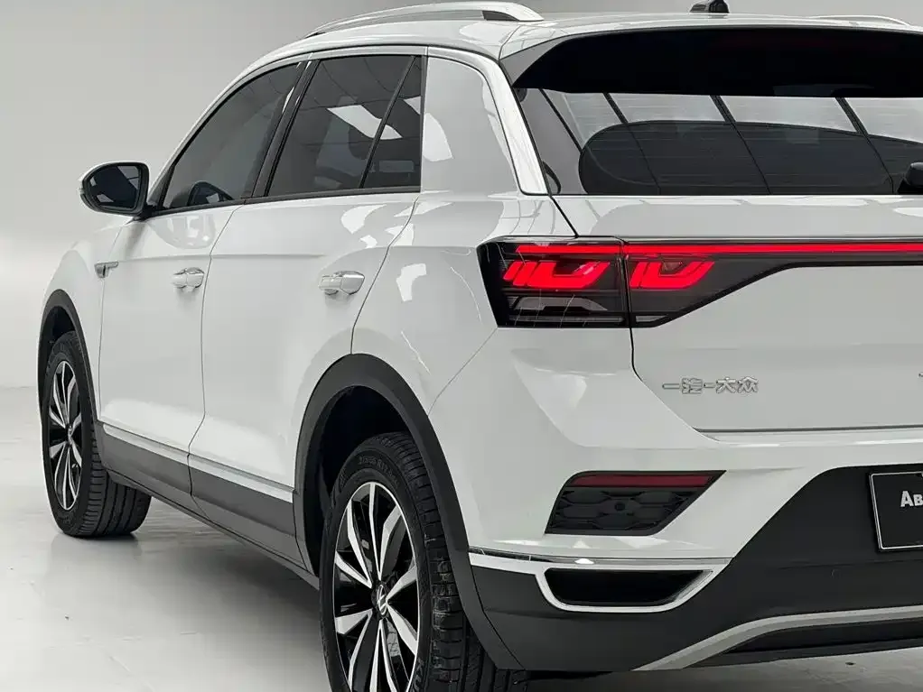 Volkswagen T-Roc — фото 9