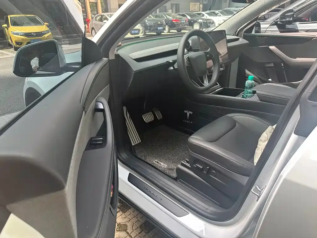 Tesla Model Y — фото 7