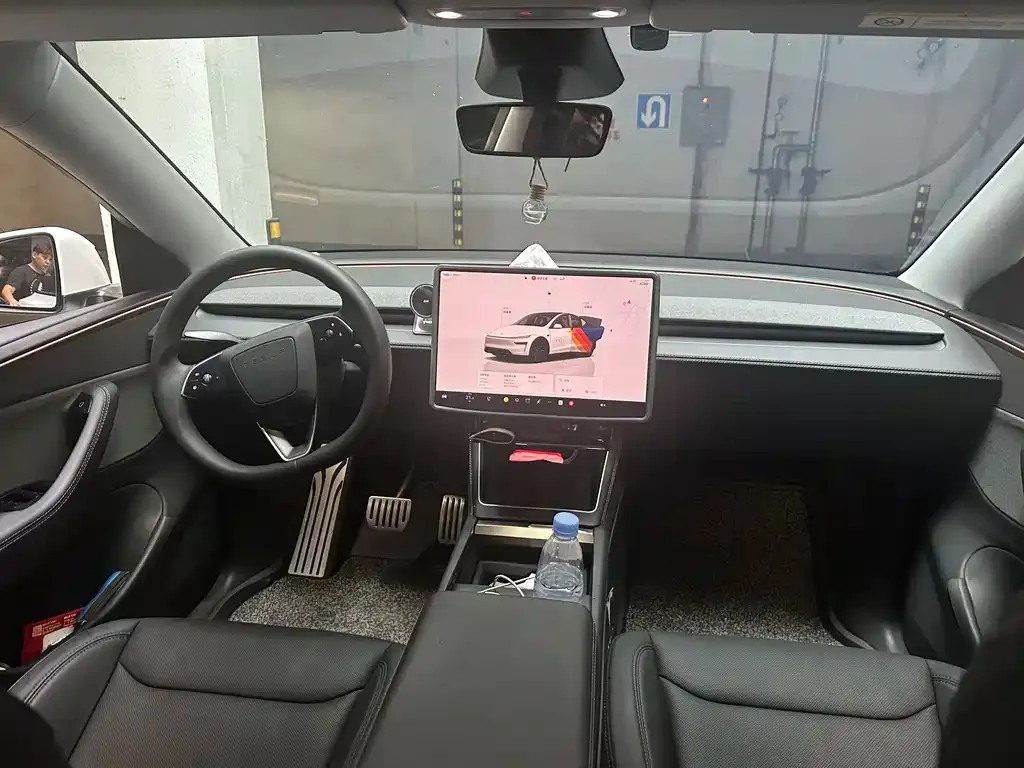 Tesla Model Y — фото 10