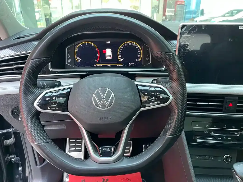 Volkswagen Tiguan L — фото 9