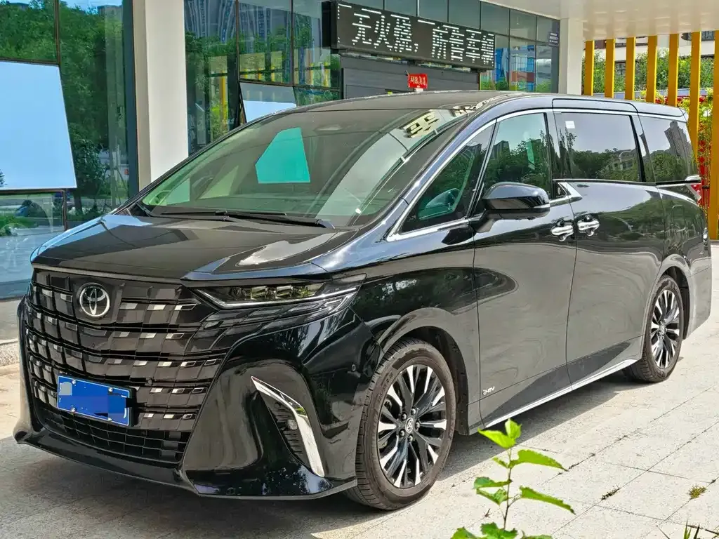 Toyota Alphard — фото 1
