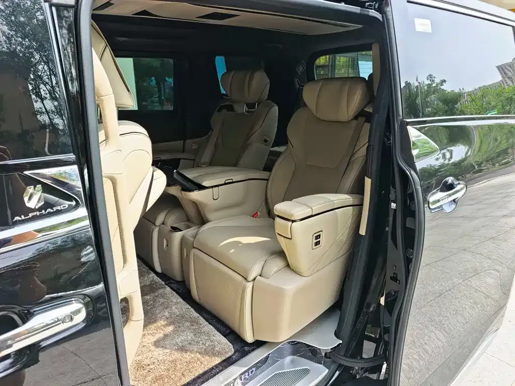 Toyota Alphard — фото 2