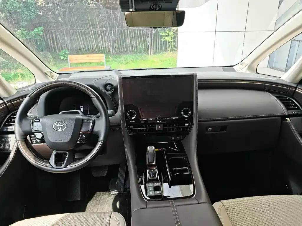 Toyota Alphard — фото 3