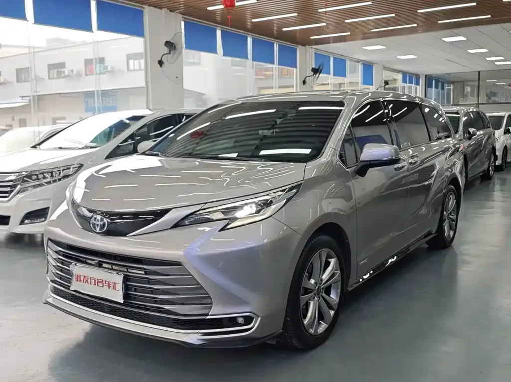 Toyota Sienna — фото 1