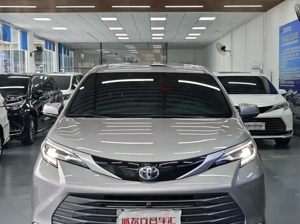 Toyota Sienna — фото 5