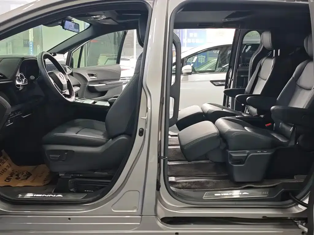 Toyota Sienna — фото 10