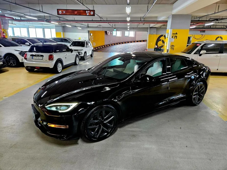 Tesla Model S — фото 1