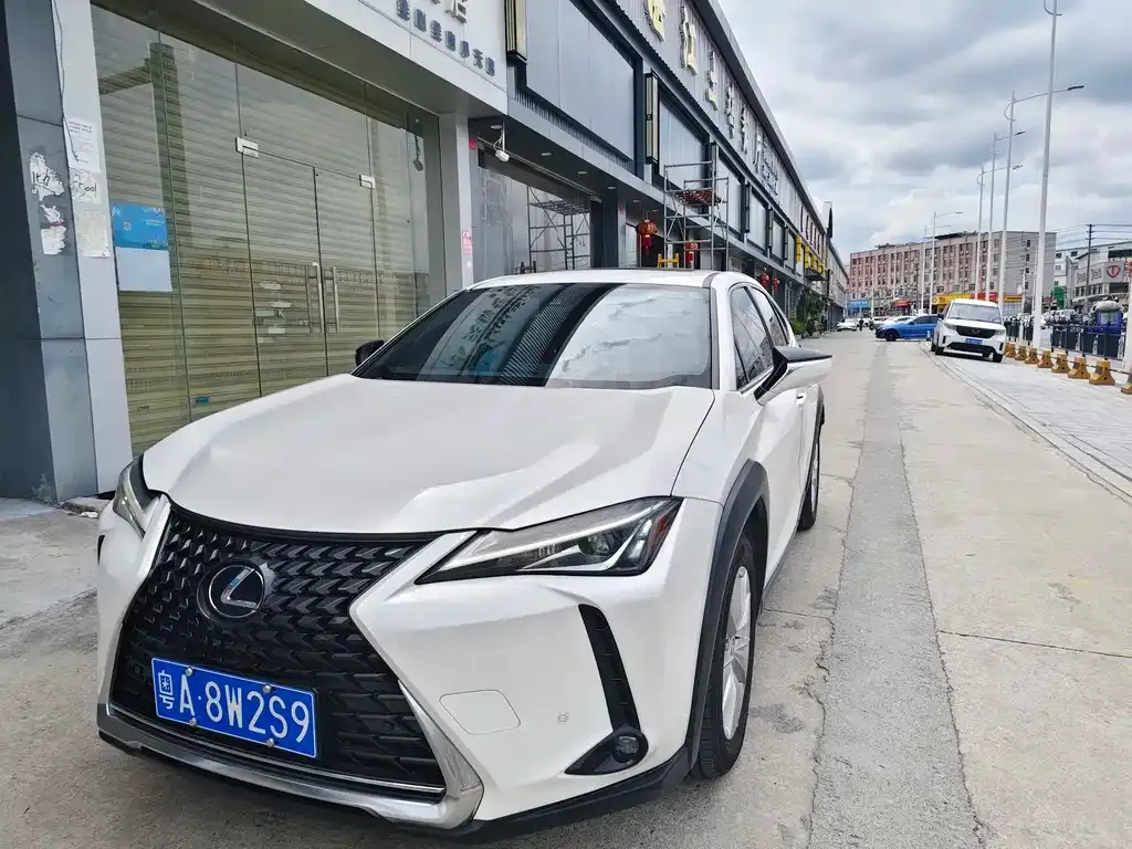 Lexus UX — фото 1