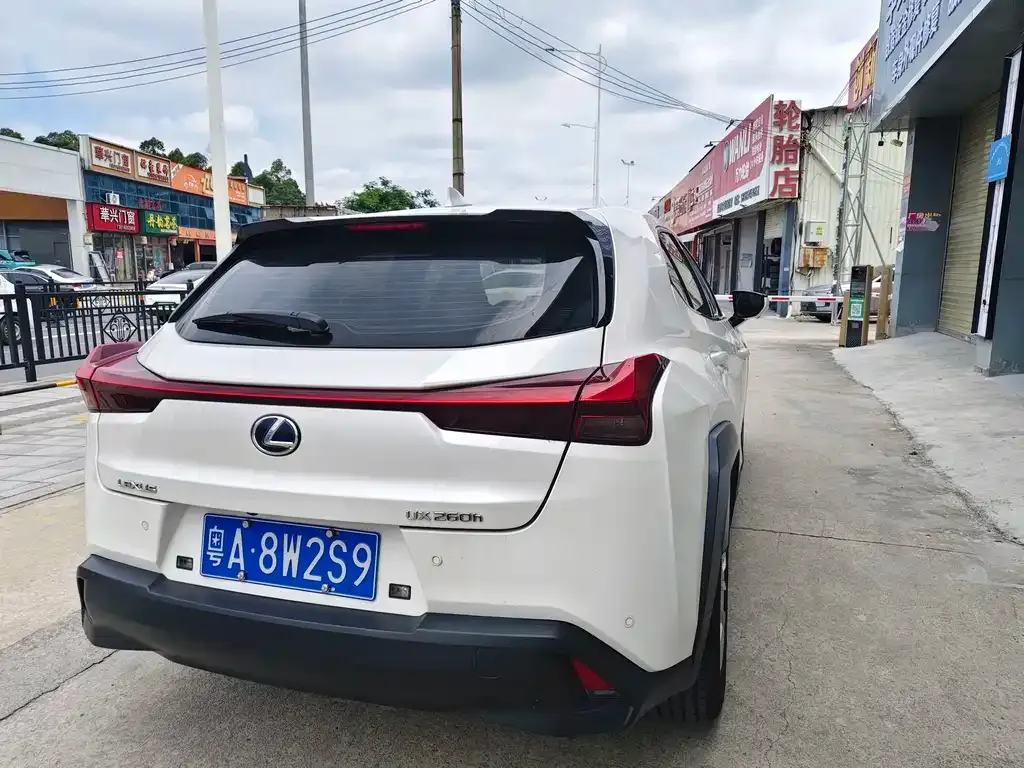 Lexus UX — фото 4