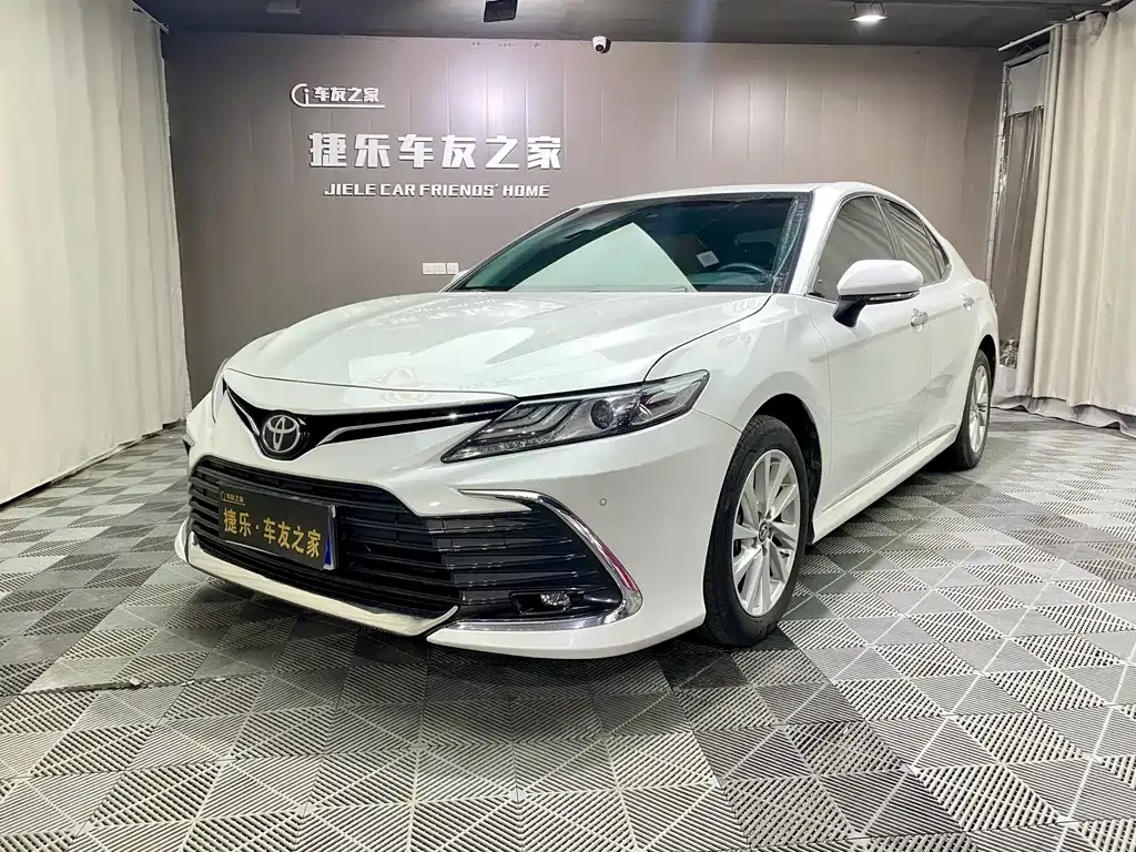 Toyota Camry — фото 1