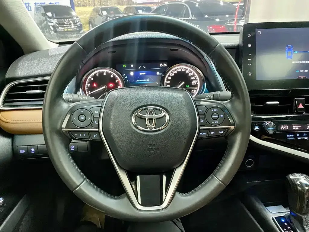 Toyota Camry — фото 5