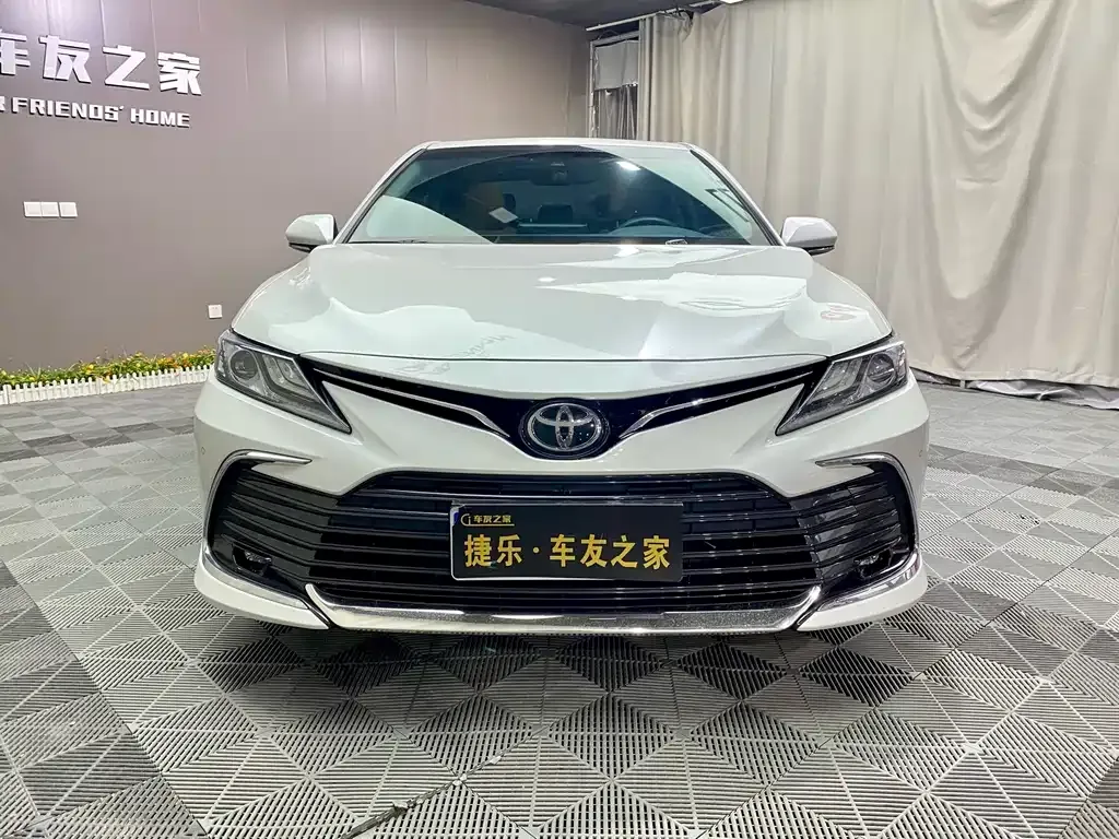 Toyota Camry — фото 3